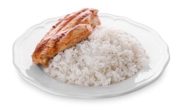 Piletina i riža često se smatraju jednostavnim i zdravim izborom obroka, osobito ako pazite na tjelesnu težinu ili želite održati stabilnu razinu energije tijekom dana