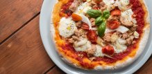 Pizza s tunjevinom i vrhnjem