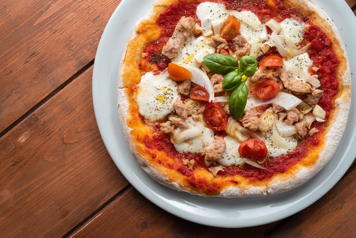 Pizza s tunjevinom i vrhnjem