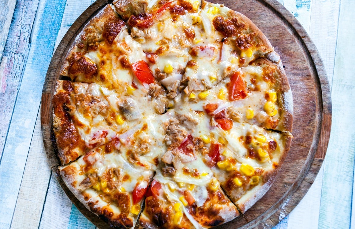 Pizza s tunom i kukuruzom