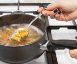 Tjestenine od cjelovitih žitarica ili mahunarki često sadrže više proteina i vlakana, što doprinosi duljem osjećaju sitosti i boljoj regulaciji energije tijekom dana