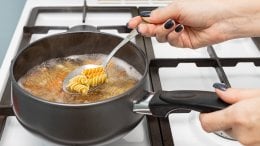 Tjestenine od cjelovitih žitarica ili mahunarki često sadrže više proteina i vlakana, što doprinosi duljem osjećaju sitosti i boljoj regulaciji energije tijekom dana