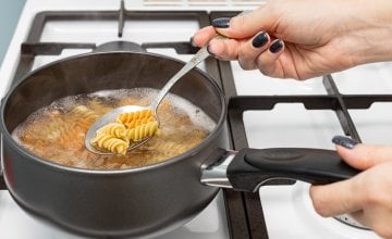 Tjestenine od cjelovitih žitarica ili mahunarki često sadrže više proteina i vlakana, što doprinosi duljem osjećaju sitosti i boljoj regulaciji energije tijekom dana