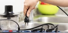 U kuhinji, gdje se koristi mnogo električnih uređaja, produžni kabeli mogu djelovati kao jednostavno rješenje za nedostatak utičnica