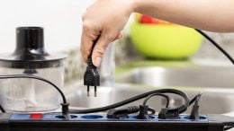 U kuhinji, gdje se koristi mnogo električnih uređaja, produžni kabeli mogu djelovati kao jednostavno rješenje za nedostatak utičnica