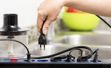 U kuhinji, gdje se koristi mnogo električnih uređaja, produžni kabeli mogu djelovati kao jednostavno rješenje za nedostatak utičnica