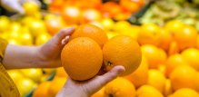 U nekim slučajevima kora naranče može biti umjetno obojena kako bi izgledala zrelije, osobito ako zbog klimatskih uvjeta prirodno ostaje zelenkasta