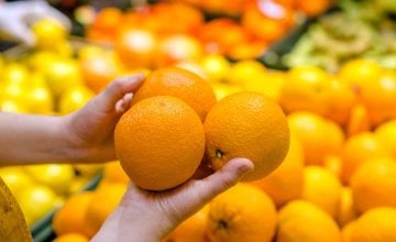 U nekim slučajevima kora naranče može biti umjetno obojena kako bi izgledala zrelije, osobito ako zbog klimatskih uvjeta prirodno ostaje zelenkasta