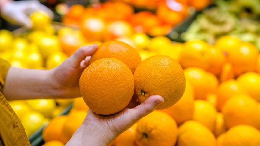 U nekim slučajevima kora naranče može biti umjetno obojena kako bi izgledala zrelije, osobito ako zbog klimatskih uvjeta prirodno ostaje zelenkasta