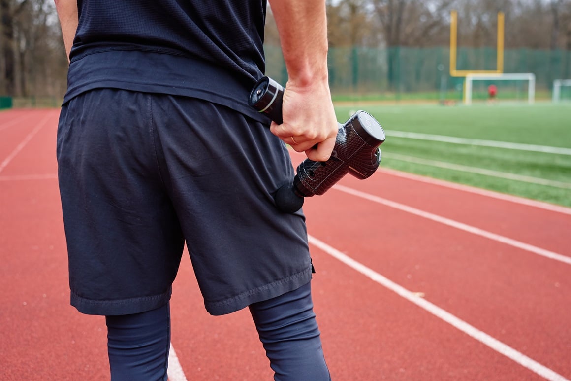 Za razliku od običnih masažera koji samo vibriraju, pištolj za masažu djeluje dublje - osim površinske stimulacije kože, prodire u mišićno tkivo i fasciju