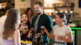 kada sav unos alkohola sačuvate za jednu večer - može povećati rizik od problema s jetrom