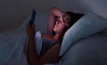 osobe koje imaju neredovit raspored spavanja i spavaju manje od osam sati po noći imaju gotovo dvostruko veći rizik od srčanog ili moždanog udara