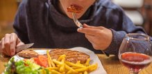 osobe s genetskom predispozicijom za Alzheimerovu bolest mogu imati manji rizik od razvoja demencije ako konzumiraju veće količine mesa