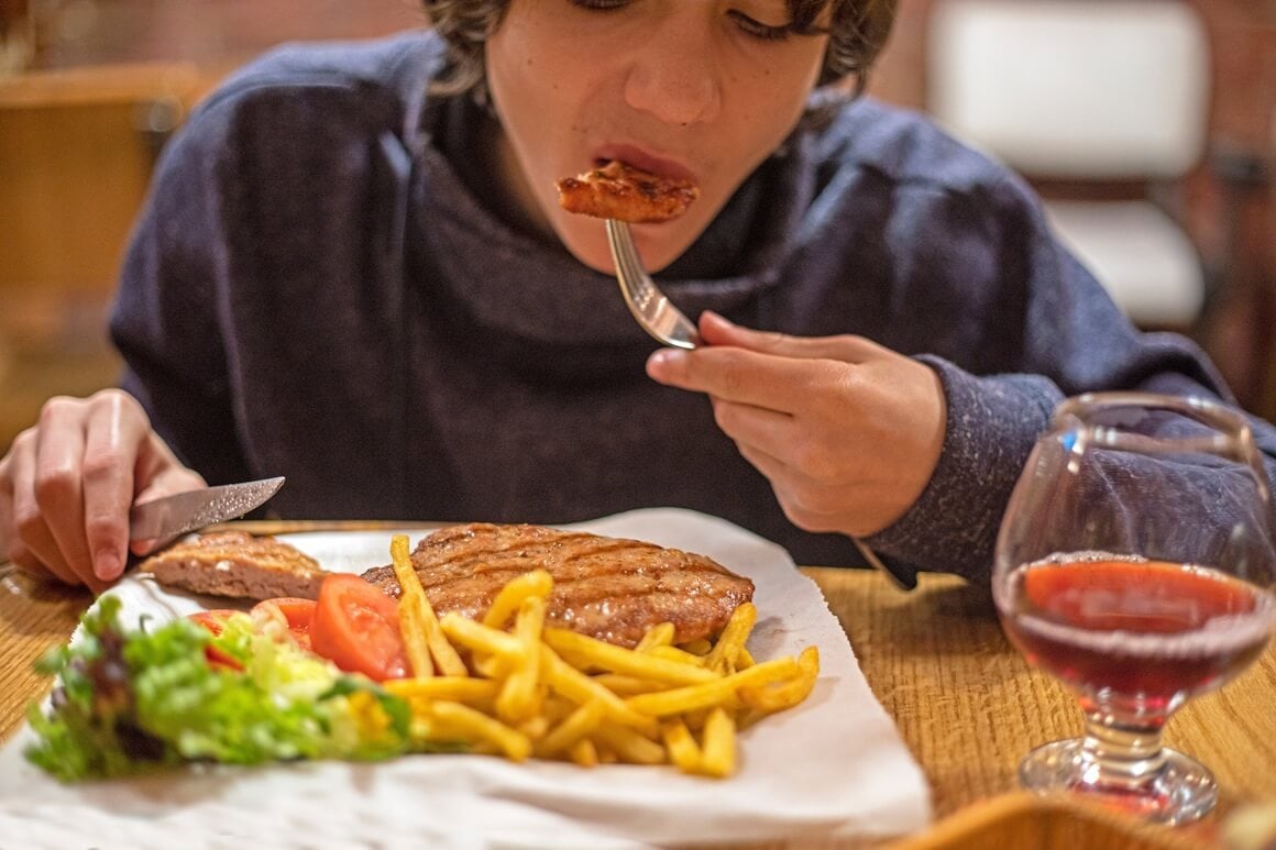 osobe s genetskom predispozicijom za Alzheimerovu bolest mogu imati manji rizik od razvoja demencije ako konzumiraju veće količine mesa