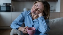 sreća počinje pozitivno utjecati na zdravlje tek kada prosječna razina zadovoljstva životom prijeđe oko 2,7 na ljestvici 0 – 10