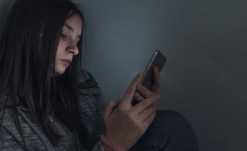 sve više istraživanja upozorava na to da pretjerano korištenje ekrana ne utječe samo na koncentraciju i san, već i na način na koji mladi doživljavaju vlastito tijelo i prehrambene navike