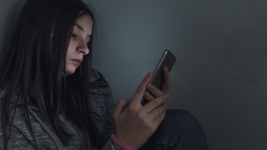 sve više istraživanja upozorava na to da pretjerano korištenje ekrana ne utječe samo na koncentraciju i san, već i na način na koji mladi doživljavaju vlastito tijelo i prehrambene navike