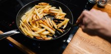 tradicionalno zagrijavanje osigurava hrskavu teksturu, dok mikrovalovi pomažu smanjiti količinu ulja