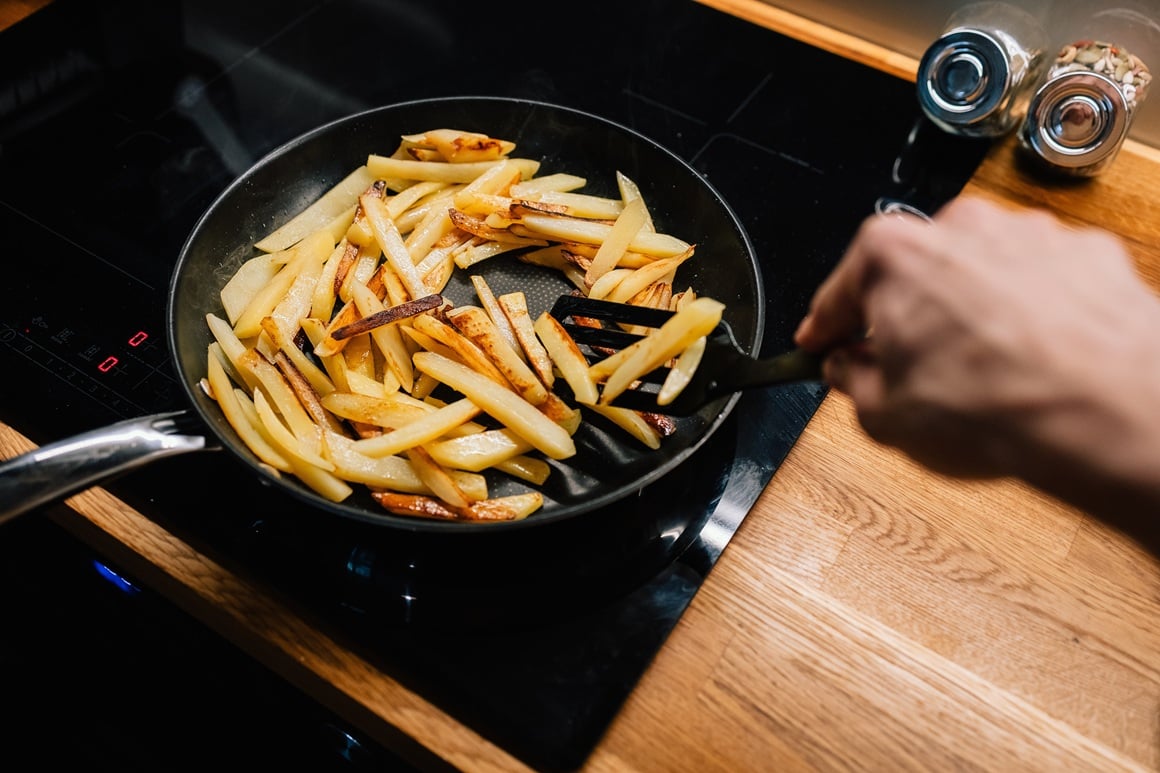 tradicionalno zagrijavanje osigurava hrskavu teksturu, dok mikrovalovi pomažu smanjiti količinu ulja