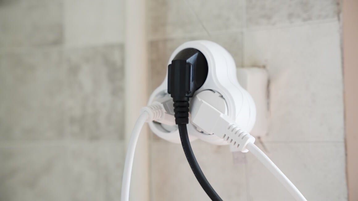 uređaji koji proizvode toplinu ili imaju motor ne bi se trebali spajati na produžne kabele