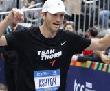 Ashton Kutcher suočio se s ozbiljnim zdravstvenim problemom, no uspio se oporaviti i istrčati maraton u New Yorku ispod četiri sata