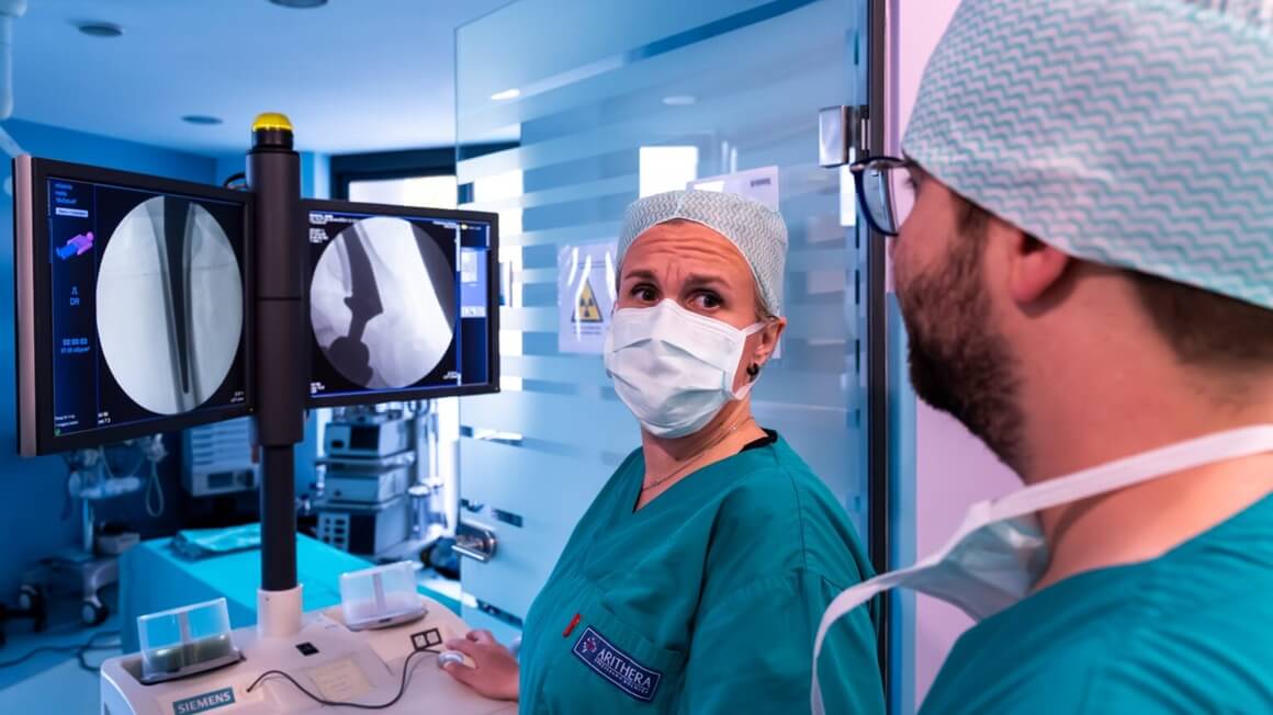 Dr. Ana Čizmić tijekom ugradnje endoproteze kuka