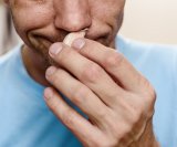 Društvenim mrežama širi se novi viralni trik koji navodno čisti sinuse - stavljanje režnjeva češnjaka u nosnice