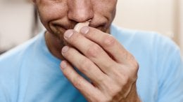 Društvenim mrežama širi se novi viralni trik koji navodno čisti sinuse - stavljanje režnjeva češnjaka u nosnice