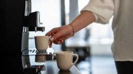Iako kava, alkohol ili kanabis nekim osobama s multiplom sklerozom mogu pomoći kod umora, boli ili stresa, stručnjaci upozoravaju da svaka od tih navika nosi i određene rizike