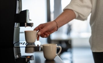 Iako kava, alkohol ili kanabis nekim osobama s multiplom sklerozom mogu pomoći kod umora, boli ili stresa, stručnjaci upozoravaju da svaka od tih navika nosi i određene rizike