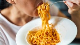Iako tjestenina sadrži puno ugljikohidrata, način pripreme, količina koju pojedete i namirnice s kojima je kombinirate mogu značajno utjecati na reakciju organizma