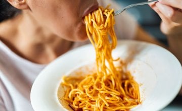 Iako tjestenina sadrži puno ugljikohidrata, način pripreme, količina koju pojedete i namirnice s kojima je kombinirate mogu značajno utjecati na reakciju organizma