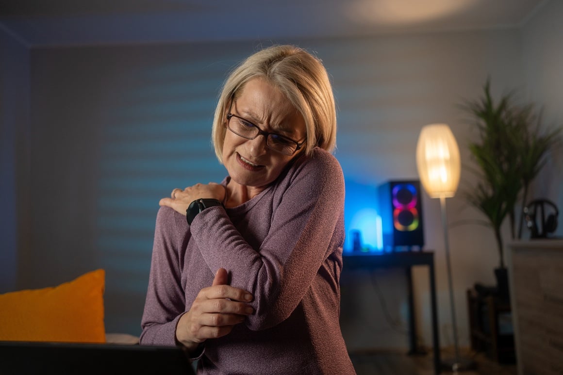 Kod starijih osoba, osobito žena nakon menopauze, bol između lopatica može biti posljedica osteoporotičnih prijeloma kralježaka