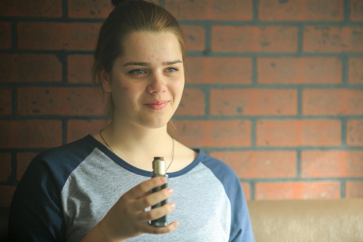 Liječnici smatraju da dolazi do upalne reakcije u plućima, vjerojatno zbog određenih tvari koje se nalaze u aerosolu e-cigareta.