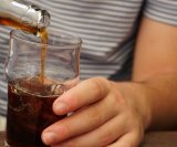 Mnogi posežu za tamnim gaziranim pićem gotovo svakodnevno, no stručnjaci upozoravaju kako pretjerana konzumacija dugoročno može negativno utjecati na zdravlje bubrega