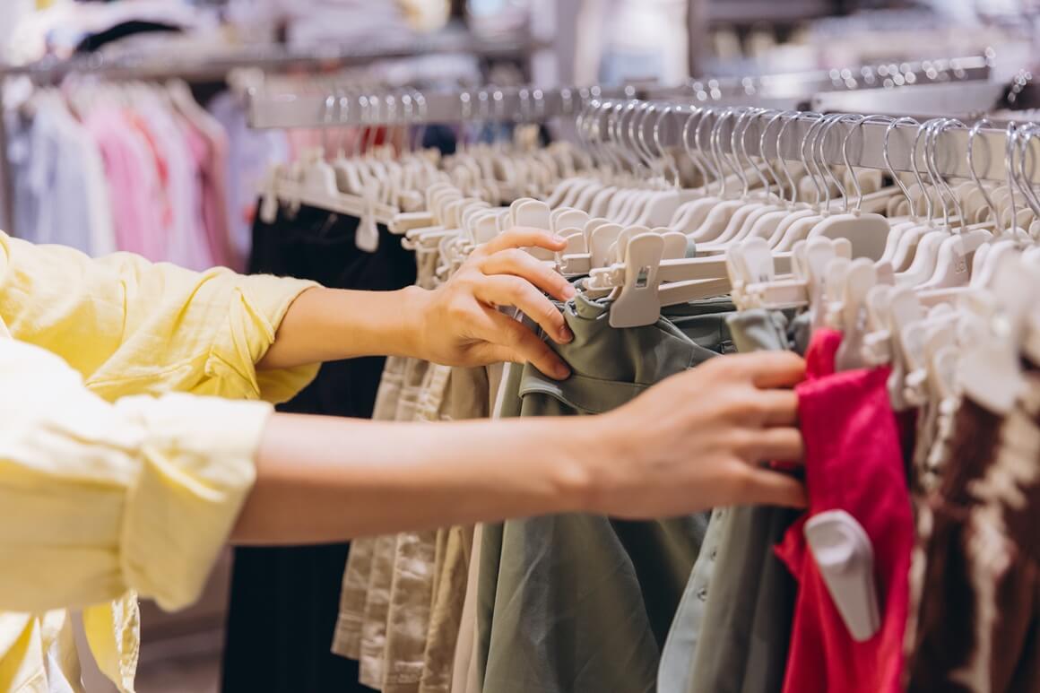 Prirodne tkanine uglavnom su nježnije prema koži jer bolje propuštaju zrak, smanjuju trenje i ne zadržavaju toplinu kao sintetički materijali