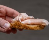 Pureća šunka, salame i ostali suhomesnati proizvodi često sadrže velike količine soli i konzervansa