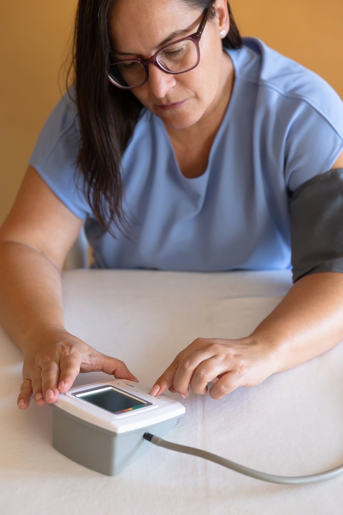 Stručnjaci upozoravaju kako žene tijekom perimenopauze i menopauze češće imaju povišen kolesterol i šećer u krvi, ali i lošije životne navike koje dodatno povećavaju kardiovaskularni rizik