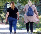 Sve više ljudi diljem svijeta redovito jede izvan kuće, a stručnjaci upozoravaju da bi upravo taj trend mogao biti jedan od važnih razloga porasta pretilosti