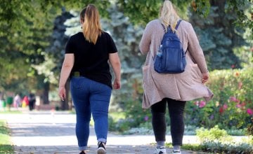 Sve više ljudi diljem svijeta redovito jede izvan kuće, a stručnjaci upozoravaju da bi upravo taj trend mogao biti jedan od važnih razloga porasta pretilosti