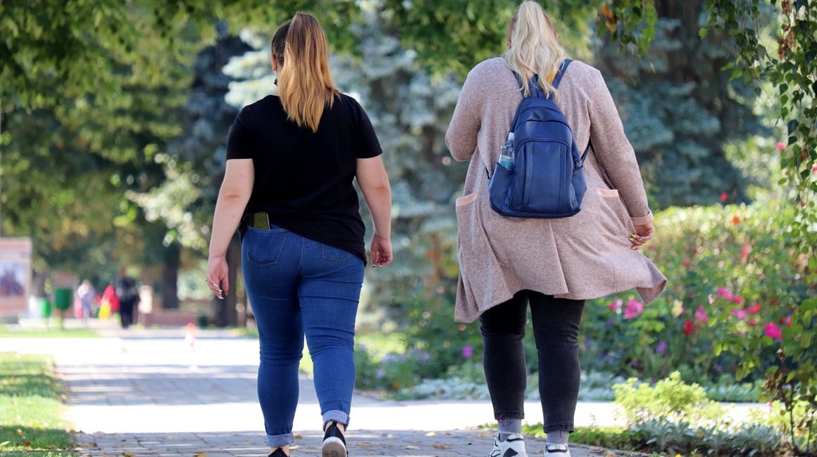 Sve više ljudi diljem svijeta redovito jede izvan kuće, a stručnjaci upozoravaju da bi upravo taj trend mogao biti jedan od važnih razloga porasta pretilosti