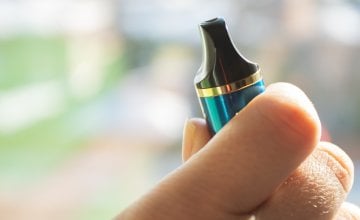 Sve više mladih završava u bolnici zbog e-cigareta! Evo na što trebate paziti