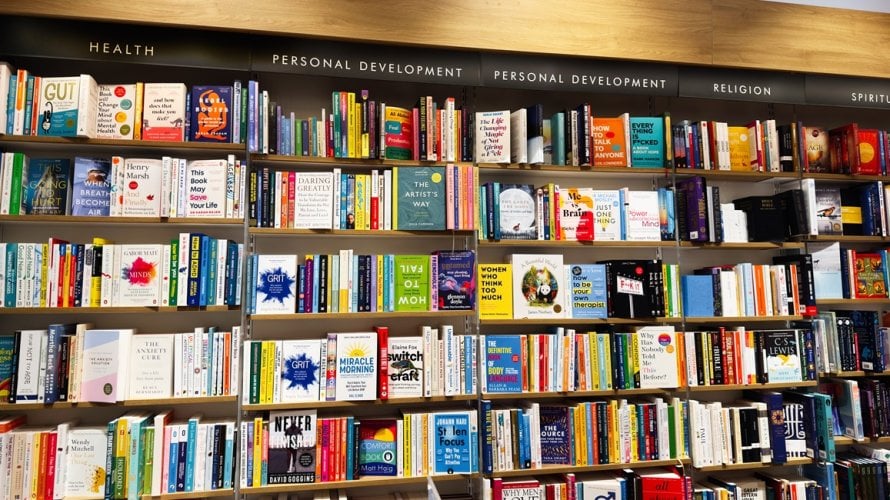 Tržište self-help literature nikad nije bilo veće - police knjižara prepune su naslova koji obećavaju sreću, uspjeh, manje stresa i bolji život