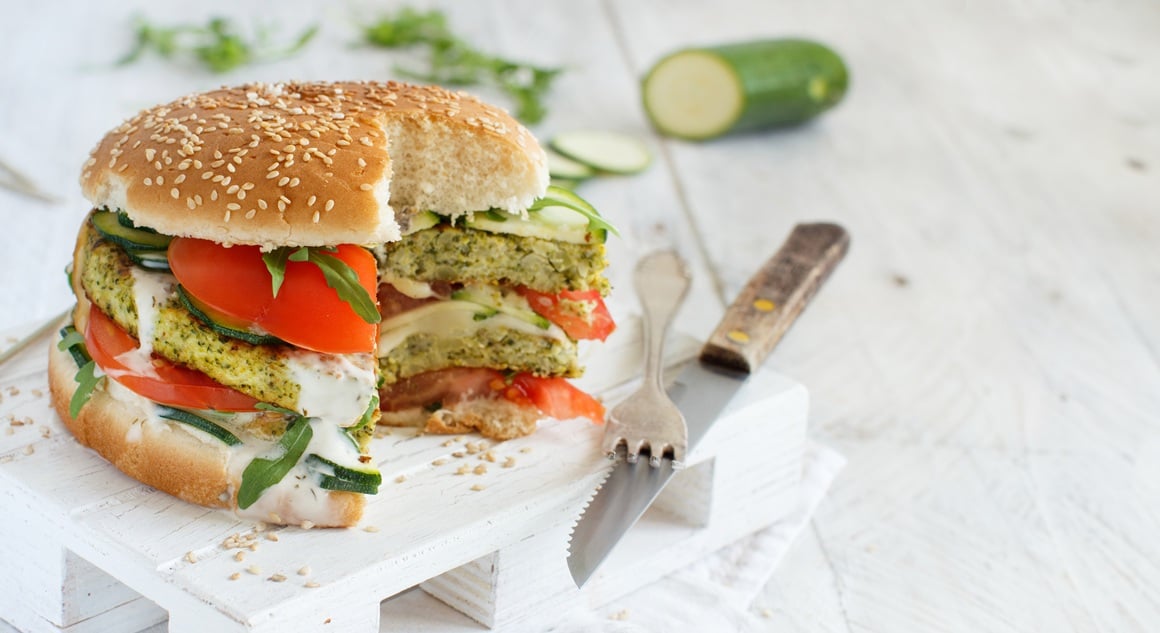 biljni burger od tikvica, feta sira i zobenih pahuljica