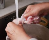 ispiranje sirovog mesa može proširiti opasne bakterije poput salmonele i kampilobaktera po sudoperu, kuhinjskim površinama, priboru i drugim namirnicama