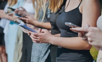 mlađi tinejdžeri, a posebno djevojke, mogli bi biti pod većim rizikom od korištenja inhalanata, dok su društvene mreže jedan od glavnih izvora izloženosti takvom sadržaju