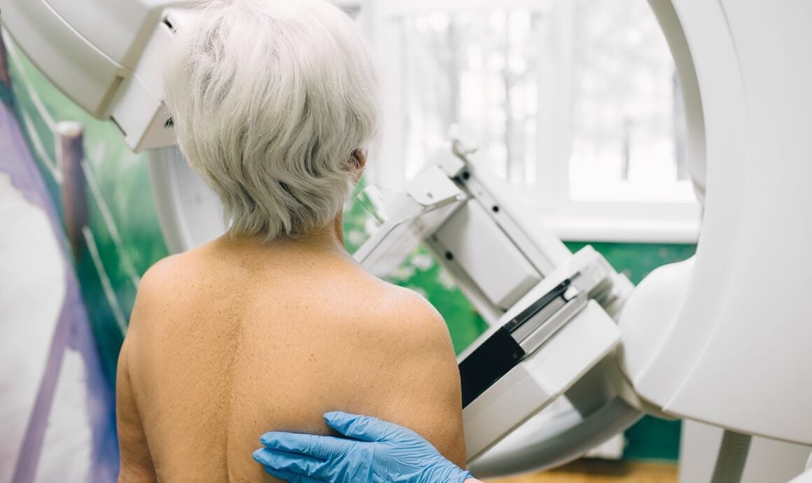 žene starije od 75 godina, kao i one s kraćim očekivanim životnim vijekom, trebaju razgovarati s liječnikom o tome treba li nastaviti rutinske mamografske preglede