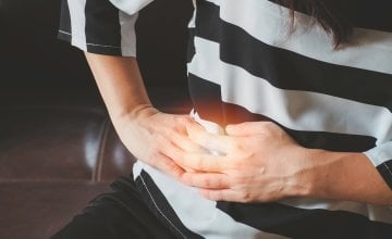 Bolovi u desnoj strani trbuha ispod rebara