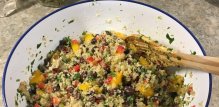 Egzotična kvinoja mango salata