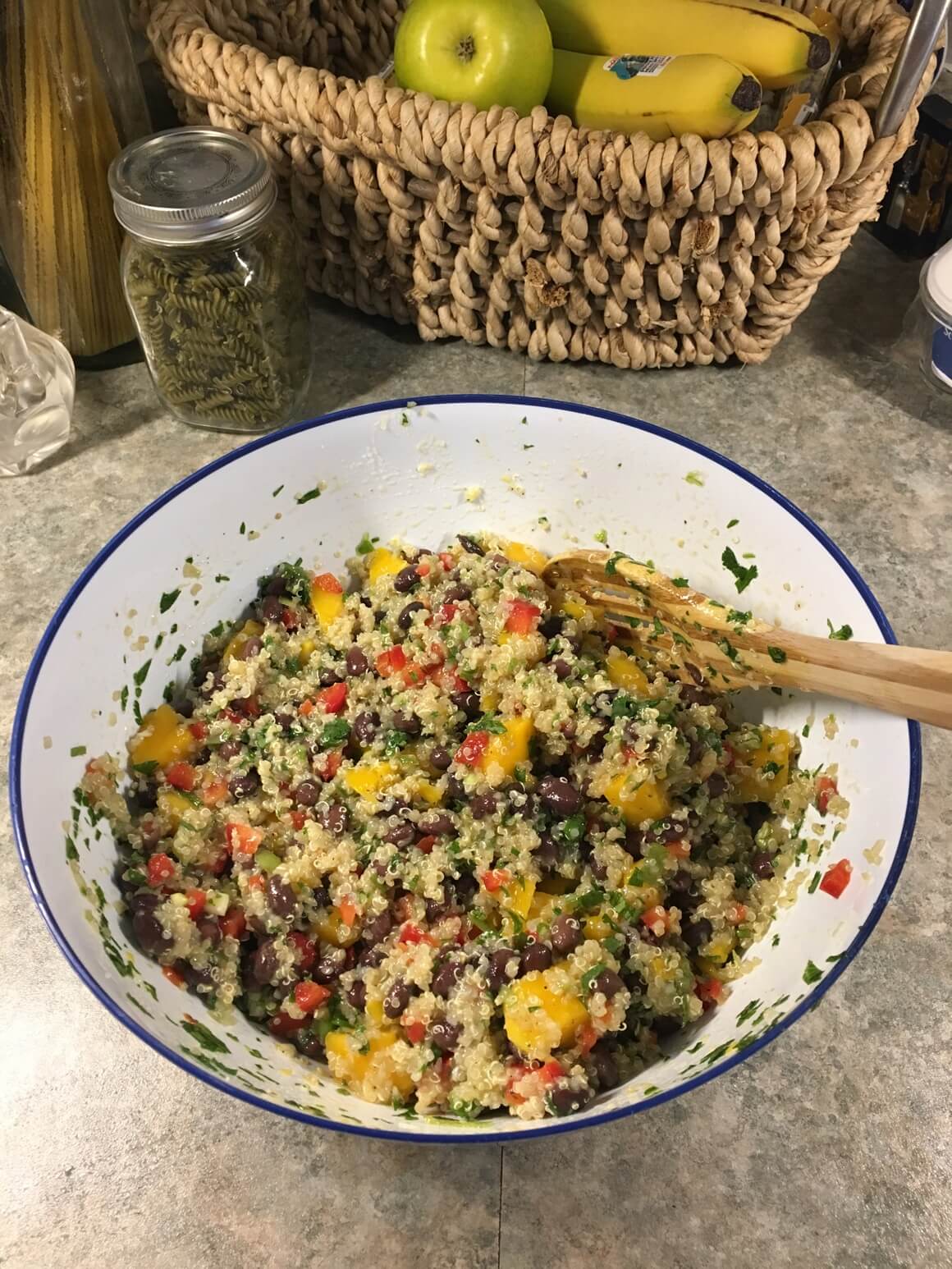 Egzotična kvinoja mango salata